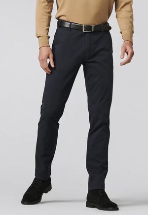 Marineblaue Chinos aus Baumwollmischgewebe, mit Slim-Fit, seitlichen Taschen und klassischem Fünf-Taschen-Design. Mit einem Gürtel in der Taille.