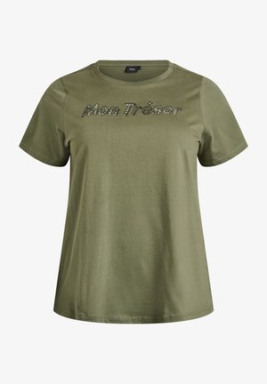 Õlivärvi roheline T-särk, valmistatud pehmest puuvillast, millel on ümmargune kaelus ja lühikesed varrukad, ning "Mon Trésor" tekst dekoratiivses kirjas.