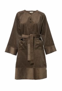 Barna kordbársony ruha kerek nyakkivágással, gombos előlappal, hosszú ujjakkal, övvel és két első zsebbel. Bordázott mintás, texturált anyag.