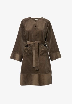 Brązowa sukienka ze sztruksu z okrągłym dekoltem, listwą na guziki, długimi rękawami, paskiem do wiązania i dwoma przednimi kieszeniami. Teksturowana tkanina z prążkowanym wzorem.