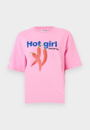 T-shirt rose avec texte bleu "Hot girl" et texte noir "Chillin' Out", avec un graphisme de trois piments rouges au centre.