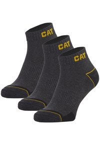 Trois paires de chaussettes de cheville gris foncé avec le logo "CAT" jaune sur le revers et un accent jaune au niveau du talon. Texture côtelée et orteil renforcé.