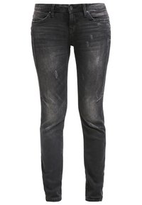 Jeans de mezclilla negra con un corte ajustado, que presentan un lavado desgastado, un desgaste sutil y un diseño de cinco bolsillos. Cierre con botón y cremallera metálica.