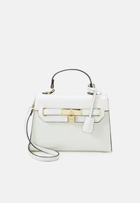 Biała torebka z tłoczeniem imitującym skórę krokodyla, o uporządkowanym kształcie, z złotymi elementami, odpinanym paskiem na ramię i uchwytem na górze.