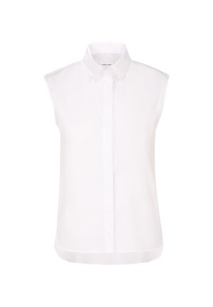 Biała, bezrękawowa bluzka na guziki z ostrym kołnierzykiem i ukrytym zapięciem, przedstawiona na jednolitym białym tle.