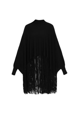 Schwarzer gestrickter Poncho mit hohem Kragen und langen Ärmeln, der mit fransigen Details am Saum für zusätzliche Textur und Bewegung versehen ist.