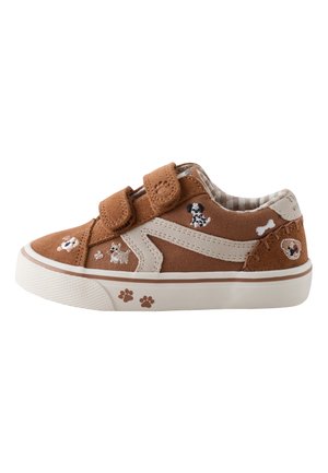 Smeđi dječji tenis s bež detaljima, dvije trake na čičak i vezeni dizajni psa i otiska šape na gornjem dijelu i potplatu.