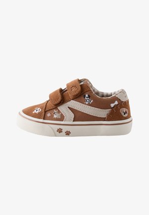 Smeđi dječji tenis s bež detaljima, dvije trake na čičak i vezeni dizajni psa i otiska šape na gornjem dijelu i potplatu.