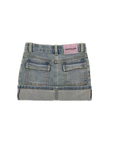 Mini-jupe en denim avec un délavage bleu clair, ourlet effiloché, deux poches arrière et une étiquette scintillante sur la taille.