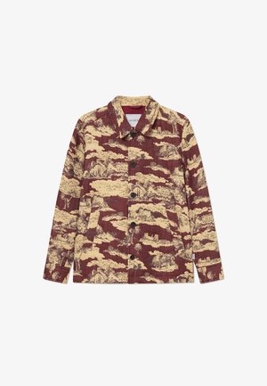 Chaqueta burdeos con un tejido texturizado y un patrón de paisaje amarillo, botones a presión y bolsillos laterales. Diseño de cuello clásico.