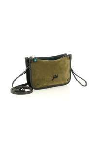 Borsa a tracolla in suede verde oliva con bordi neri, chiusura a zip, tracolla e logo "Gabs" nero sul davanti.