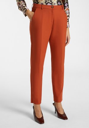 - Spodnie materiałowe