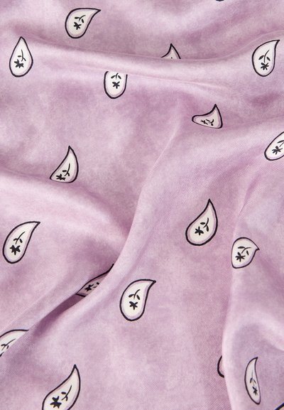 Λιλά ύφασμα με μικρά λευκά σχέδια πεϊσλί περιγεγραμμένα με μαύρο, καθένα με μαύρο ανθικό μοτίβο, παρουσιάζεται με απαλές πτυχώσεις και υφή.