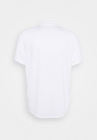 Camiseta de manga corta blanca hecha de una tela de textura suave, con un cuello redondo clásico y un dobladillo recto. Sin patrones de diseño visibles.