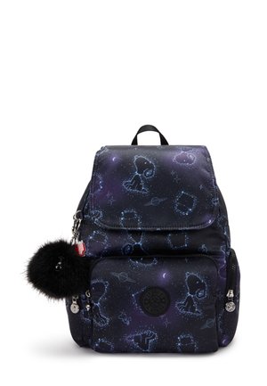 Mørkeblå rygsæk med konstellations-inspirerede dyre- og planetdesigns, frontlomme med lynlås, sidelommer og en sort fluffy pom-pom nøglering.
