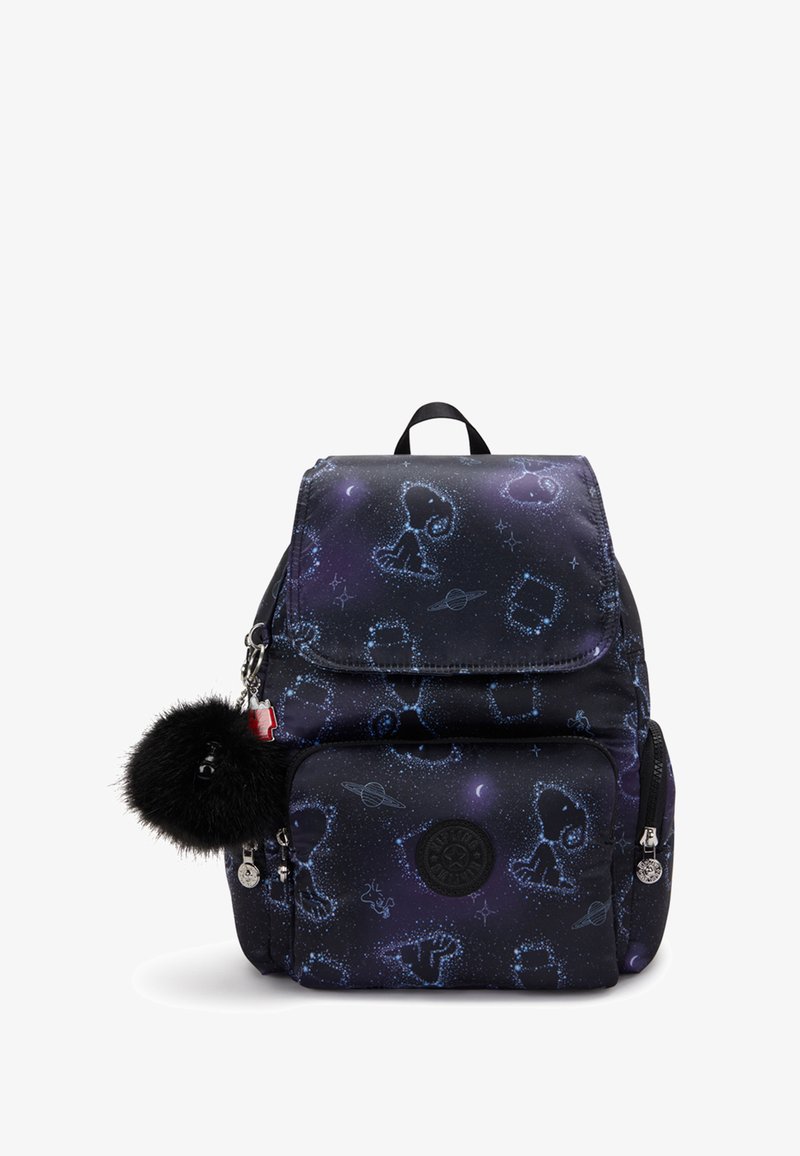 Zaino viola scuro con design di animali e pianeti in stile costellazione, tasca frontale con zip, tasche laterali e un portachiavi pom-pom nero e soffice.