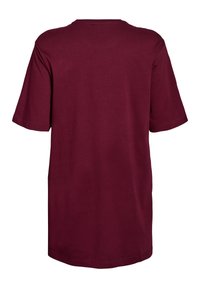 Burgundska pamučna majica, klasični dizajn s okruglim izrezom, kratki rukavi, ležeran kroj, ravna tekstura, bez vidljivih logotipa ili uzoraka.