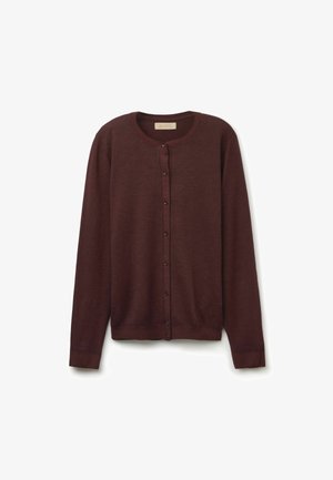 Burgundfärgad kardigan, framvy, gjord av mjukt tyg, har rund halsringning, långa ärmar och en rad knappar nedanför mitten.