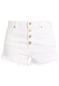 Pantalones cortos de mezclilla blancos con cintura alta, cinco botones metálicos en la parte frontal, cinco bolsillos y detalles de dobladillo deshilachado. Textura suave y diseño ajustado.