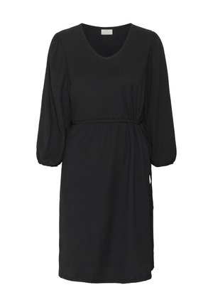 Melna kleita ar V veida kaklu, trīs ceturtdaļu pūka piedurknēm un elastīgu vidukli. Izgatavota no teksturēta auduma ar sānu sasienamām detaļām.