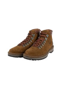 Une paire de bottes de randonnée en daim marron avec des lacets rouges et blancs, des œillets en métal, des cols en cuir rembourrés et des semelles en caoutchouc robustes.