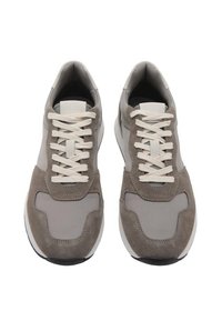 Sneakers grigie con parte superiore in suede e tessuto, caratterizzate da lacci bianchi, punta rotonda e suola testurizzata. Sfumature di colore sottili nei materiali.