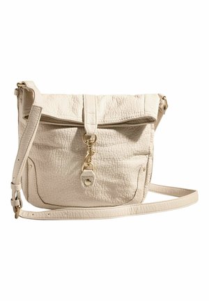 Kremowa torebka na ramię z teksturowanej skóry, z przednią klapką, zapięciem w kolorze złotym oraz regulowanym paskiem na ramię na białym tle.