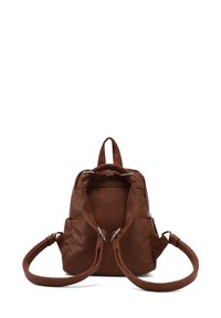 Zaino in pelle marrone con spalline regolabili, maniglia superiore e scomparti con zip. Texture liscia e design minimalista.