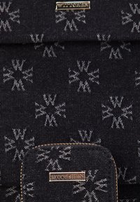 Czarny portfel z tkaniny z metalicznymi akcentami i wzorem płatków śniegu, z metalową płytką z logo, zamknięciem na zamek błyskawiczny i teksturowaną powierzchnią.