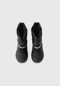 Botas de invierno negras con acentos rojos, material impermeable, diseño de tobillo alto y cierre ajustable. Presentan una suela texturizada para mayor agarre.