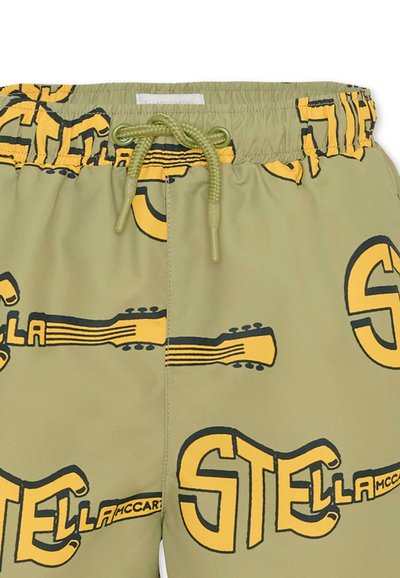 Krótkie spodenki kąpielowe w kolorze khaki z regulowanym paskiem, ozdobione odważnym żółto-czarnym wzorem graficznym gitar oraz logo "STELLA".