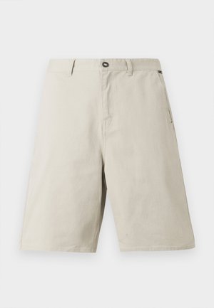 Šviesiai smėlio spalvos audinio šortai laisvo kirpimo, su sagų užsegimu, diržo kilpelėmis ir šoninėmis kišenėmis. Lygios tekstūros su subtiliomis siūlių detalėmis.