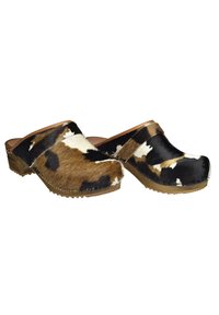 Zoccoli in pelle di mucca marrone e nera con cinturini in pelle. Superficie in pelo texturizzato, forma contornata e suola in gomma con battistrada a zig-zag.
