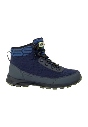 Bota de senderismo impermeable en azul marino y gris, con cuello acolchado en el tobillo, cordones delanteros, tejido con estampado y suela de goma resistente.