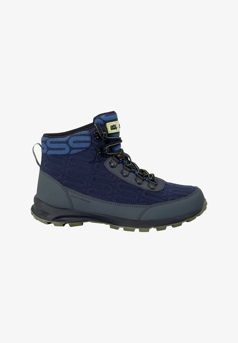 Botte de randonnée imperméable bleu marine et grise avec col rembourré à la cheville, lacets devant, tissu à motifs et semelle en caoutchouc robuste.