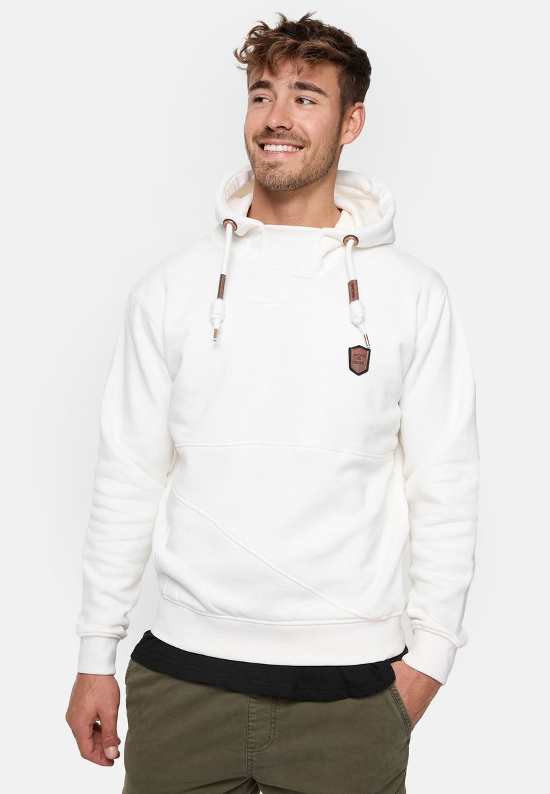 Sudadera blanca con un acabado texturizado, que presenta un bolsillo tipo canguro, capucha ajustable con cordón y un pequeño parche con el logotipo marrón en el pecho.