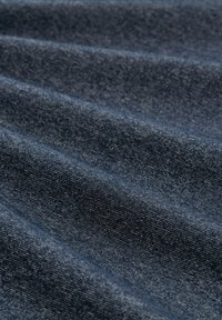 Dżinsowa tkanina w ciemnoniebieskim kolorze z subtelną strukturą. Materiał wydaje się być złożony, prezentując jednolity splot i niewielkie różnice w odcieniach.