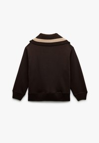 Brązowy sweter z prążkowanym kołnierzem z beżowymi paskami. Długie rękawy i prążkowany dół zapewniają zorganizowany fason. Gładka tekstura tkaniny.