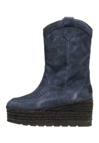 Tmavě modrá semišová kozačka do poloviny lýtek s tlustou tkanou platformou a dekorativním prošíváním kolem špičky a horního okraje.