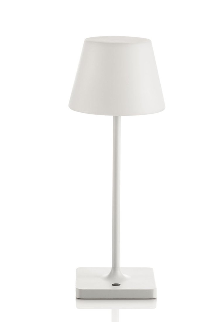 Weiße Tischlampe mit einem zylindrischen Schirm, schlankem Stiel und quadratischem Sockel. Glatte Textur, minimalistisches Design und ein kleiner Schalter am Sockel.