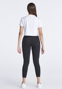 SIKSILK Crop Tee - Camiseta básica - white