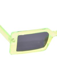 Grüne transparente Sonnenbrille mit rechteckiger Form und dunklen Gläsern. Das Gestell hat eine glatte Oberfläche und ein schlichtes Scharnierdesign.