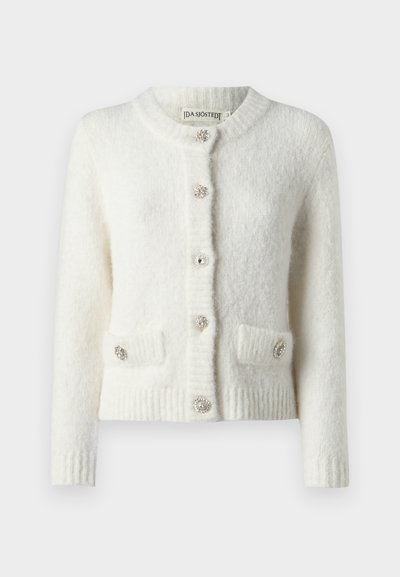 Λευκό πλεκτό cardigan με στρογγυλή λαιμόκοψη, πέντε διακοσμητικά κουμπιά, δύο μπροστινές τσέπες και ριμπ μανίκια και στρίφωμα. Μαλακό, υφασμάτινο υλικό.