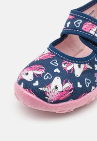 Blå tygsko med rosa enhörningsmönster och hjärtan, med en rosa gummitsole och två justerbara remmar för en säker passform.