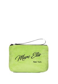 Pochette cosmetica verde in tessuto morbido con chiusura a zip, caratterizzata dal nome del marchio ricamato in nero "Marc Ellis New York" sulla parte frontale. Include un cinturino da polso.
