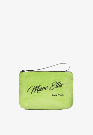 Pochette cosmetica verde in tessuto morbido con chiusura a zip, caratterizzata dal nome del marchio ricamato in nero "Marc Ellis New York" sulla parte frontale. Include un cinturino da polso.