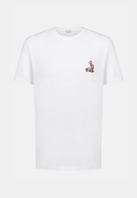 Witte katoenen t-shirt met een kleine, kleurrijke grafische illustratie op de linkerborst. Ronde hals en korte mouwen.