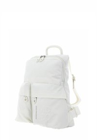 Sac à dos en tissu blanc avec une finition texturée, deux poches avant, doubles fermetures éclair et une poignée supérieure. Bretelles réglables de couleur assortie.