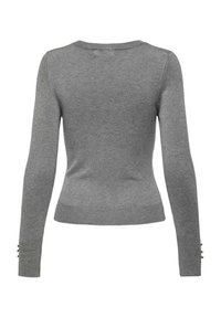 Pull en maille grise avec des manches longues, un col rond et des détails en côte aux poignets et à l'ourlet. Présente des boutons décoratifs sur les manches.