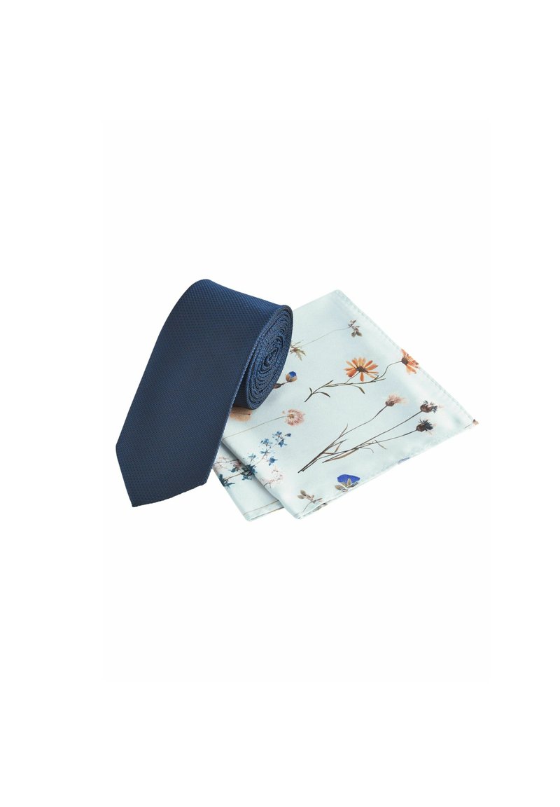 Cravat texturat de culoare bleumarin alături de un batistă de buzunar bleu deschis cu un model floral multicolor. Ambele articole sunt confecționate dintr-un material neted.